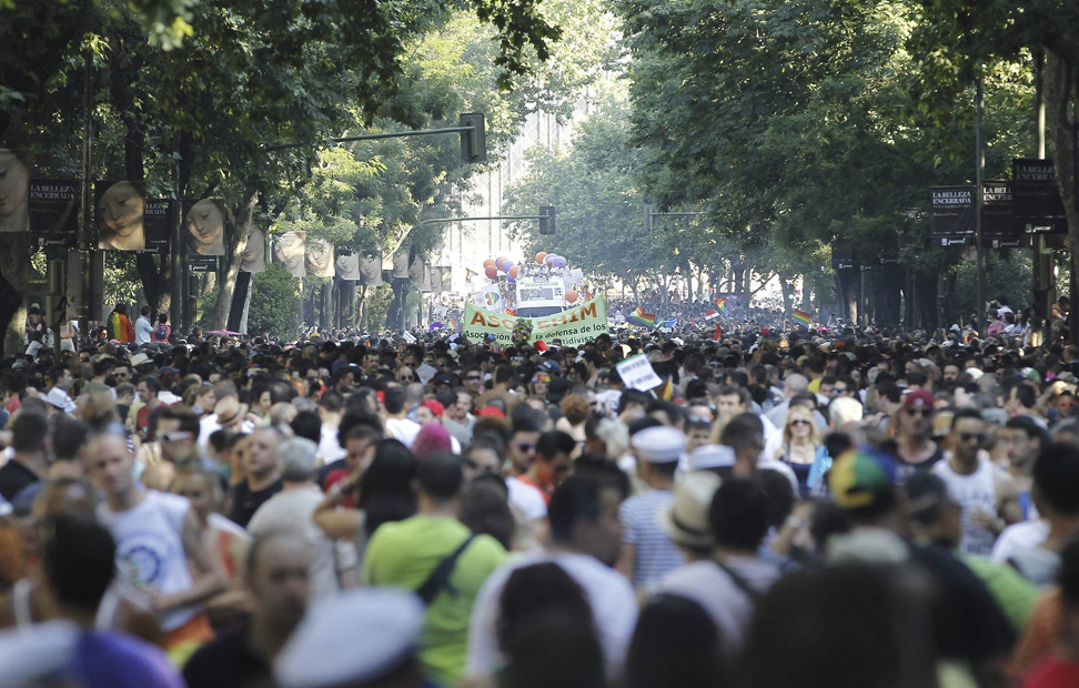 La manifestación del Orgullo Gay se ha convertido en una marea arcoiris para reivindicar la igualdad de todas y todos. EFE/J.J. Guillén