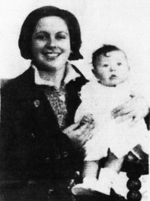 Aurora Picornell junto a su hija Octubrina