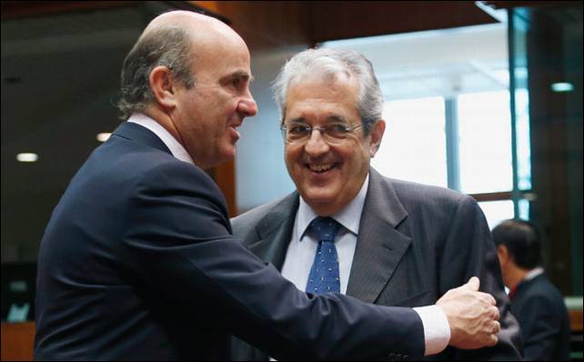 El ministro de Economía, Luis de Guindos, junto a su homólogo italiano, FAbrizio SAccomani.- Reuters