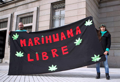 Dos personas se manifiestan a favor de la legalización de la marihuana en Montevideo (Uruguay).