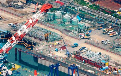 Construcción de barreras de contención en la central de Fukushima para evitar que se filtre el agua radiactiva al mar.