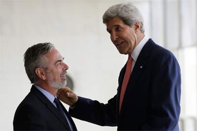 El Secretario de Estado EEUU, John Kerry, y el Ministro de Relaciones Exteriores de Brasil, Antonio Patriota en su reunión de hoy en Brasilia.