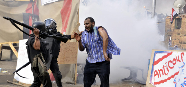 Un manifestante abandona el campamento obligado por las fuerzas de seguridad egipcias.- EFE