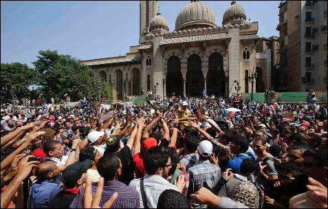 Los partidarios del depuesto presidente egipcio Mohamed Mursi gritan consignas durante una protesta frente a la Mezquita Al-Fath en la plaza de Ramsés, en El Cairo.