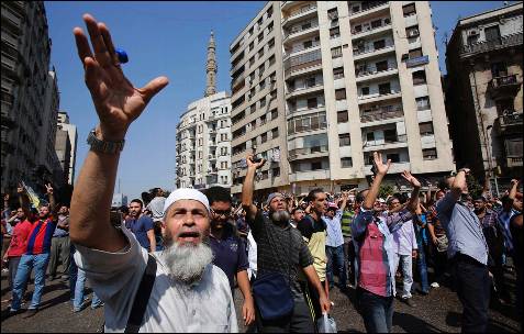 Los partidarios del depuesto presidente egipcio, Mohamed Mursi gritan consignas durante una protesta frente a la Mezquita Al-Fath en la plaza de Ramsés, en El Cairo.