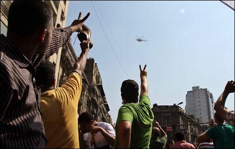 Los partidarios del depuesto presidente egipcio Mohamed Mursi señalan al  helicóptero del Ejército que sobrevuela  sobre la Mezquita Al-Fath, donde se concentraban en el 'Viernes de la Ira'.