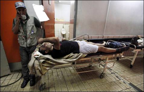 Un partidario del derrocado presidente egipcio Mohamed Mursi es tratado de sus heridas en un hospital en El Cairo.