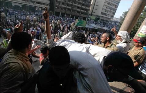 Uno de los partidadarios del derrocado presidente egipcio, Mohamed Mursi, herido junto a la mezquita de la plaza Ramses en El Cairo.