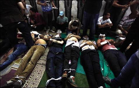 Varios cadáveres de los manifestantes muertos durante los enfrentamientos del 'Viernes de la Ira'.