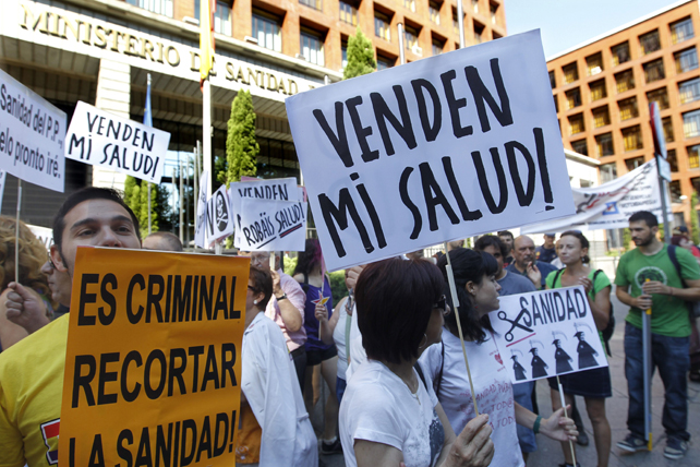 Alrededor de doscientas personas se han concentrado este domingo frente a la sede del Ministerio de Sanidad, en el madrileño paseo del Prado, en protesta por los recortes sanitarios y en contra de que se privaticen hospitales públicos.