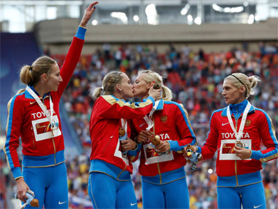 Las atletas rusas, durante su beso en el podio. REUTERS/Grigory Dukor