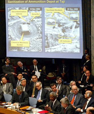 El exsecretario general de la ONU escucha las explicaciones de Powell sobre el arsenal químico de Sadam que nunca existió.- AFP/Archivo