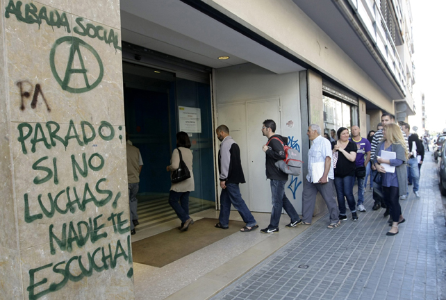 Cola de parados en una oficina de empleo en Mataró.