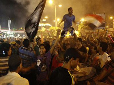 Seguidores del depuesto presidente egipcio Mohamed Mursi durante la noche del viernes. AMR DALSH/REUTERS