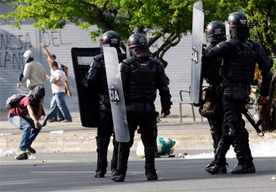 Un joven se enfrenta a la policía en Medellín.