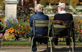 Dos jubilados descansan en un parque.