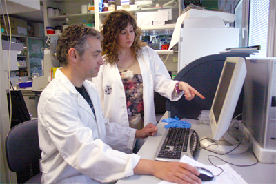Francisco J. Esteban, coordinador del Grupo de Investigación de Biología de Sistemas de la UJA y Leticia Díaz, en su laboratorio.