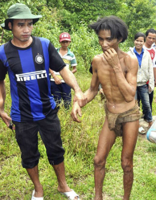 Hoa Van Lang, de 41 años, tras ser encontrado en un bosque vietnamita. -EFE