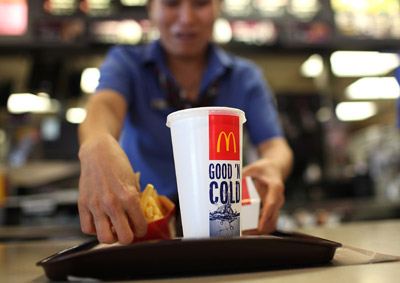 Un trabajador de McDonald's sirve un menú.- JUSTIN SULLIVAN (AFP)