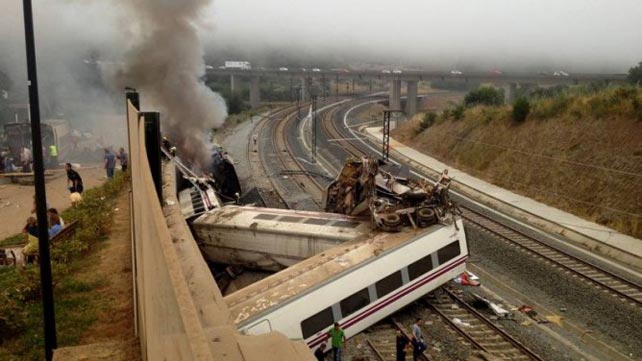 El tren Alvia después de descarrilar en un curva cerca de la estación de Santiago de Compostela, donde murieron 79 personas.