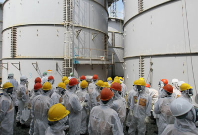 Tanques de agua radioactiva, en Fukushima.- REUTERS/KIODO