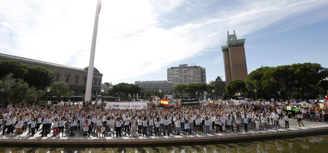 Miles de personas se concentran en la plaza de Colón de Madrid para protestar contra el Toro de la Vega.-