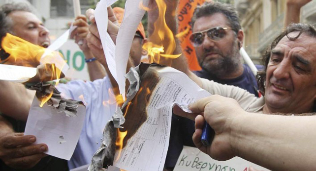Varios funcionarios protestan contra los recortes del Gobierno de Samaras en una imagen de la última huelga de funcionarios.
