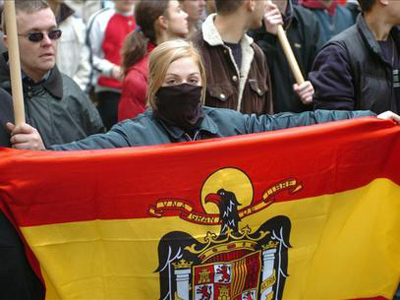 Una joven porta una bandera fascista en una manifestación.- EFE/ARCHIVO