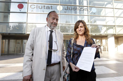 Betariz Garrote, presidenta de la asociación y el abogado Vicente Baeza ante las puertas de la Ciudad de la Justicia.