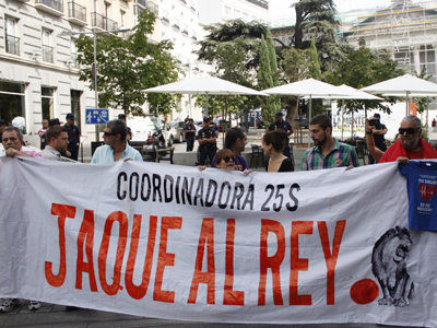 Miembros de la Coordinadora 25-S sostiene una pancarta frente al Congreso de los Diputados.