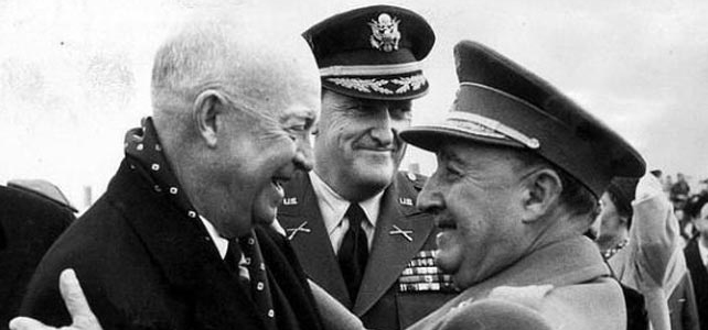 Abrazo entre Franco y Eisenhower en la base militar de Torrejón de Ardoz en 1959.-