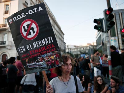 Una manifestante con una pancarta antifascista, en Atenas este miércoles. REUTERS/Yorgos Karahalis