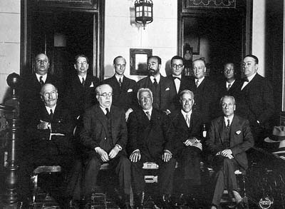 Gobierno Provisional del 14 de abril de 1931. En el centro, Manuel Azaña y  Niceto Alcalá Zamora.