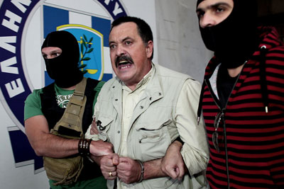 El número dos de Amanecer Dorado, Christos Pappas, es arrestado ayer por la Policía griega.