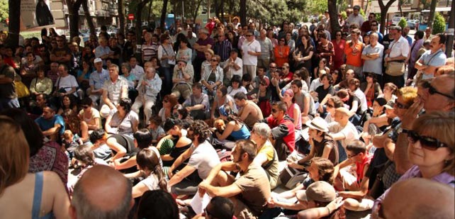 Asamblea popular del 15-M del barrio de La Elipa, Madrid.
