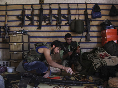 Rebeldes sirios en un depósito de armas en Kansafra (región de Idlib). REUTERS/Loubna Mrie