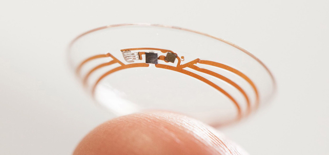 Una de las lentes de contacto inteligentes diseñadas por Google para medir los niveles de glucosa en las lágrimas mediante sensores diminutos y un chip.