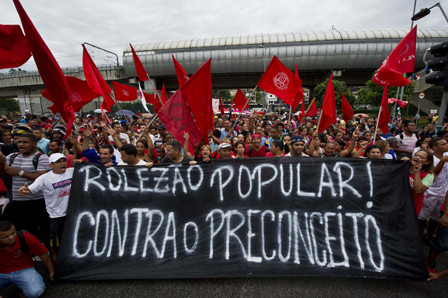 BRASIL, Sao Paulo. Protestas ciudadanas contra la ilegalización de los 'rolezinhos'.