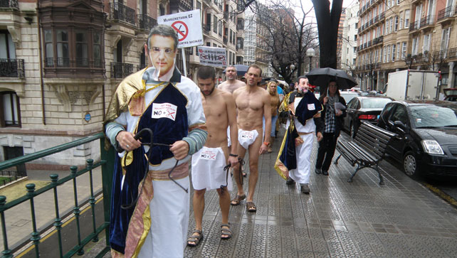 Miembros del colectivo social Berri Otxoak recorren las calles de Bilbao disfrazados de romanos (con la cara de Rajoy y Urkullu) que fustigan al pueblo. Es su forma de protestar contra los recortes sociales.