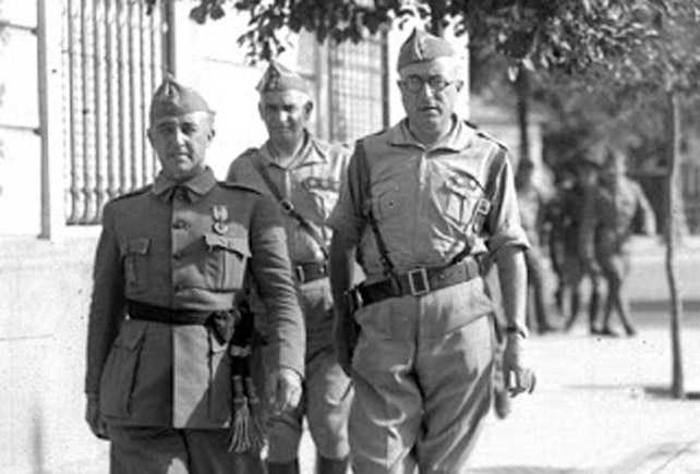 Francisco Franco (Izq) camina junto al general Juan Yagüe (Der), en una imagen de archivo.