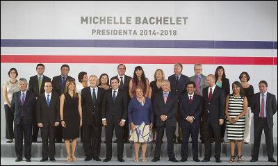 La presidenta de Chile posa con el nuevo Gobierno, compuesto por 14 hombres y 9 mujeres.