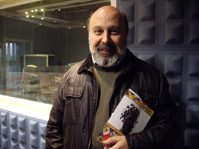 El autor, Juan Sánchez Vallejo, con su libro.