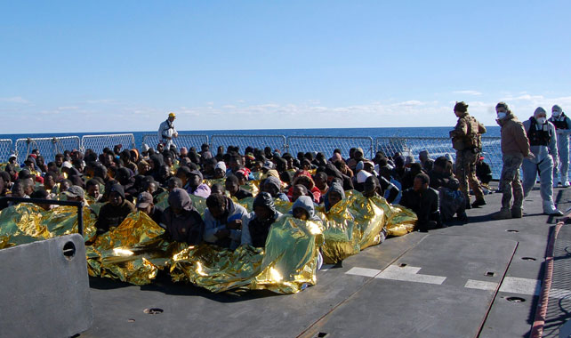 Inmigrantes rescatados por la Marina italiana.