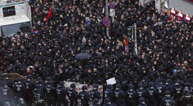 La policía alemana bloquea a los manifestantes frente al centro social Rote Flora durante una manifestación el pasado 21 de diciembre contra el cierre del centro.