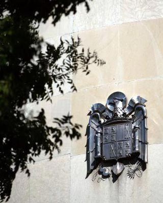 135 vestigios franquistas permanecen en edificios dependientes del Gobierno.