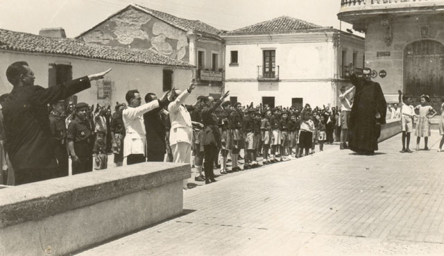 Celebración en honor de los Caídos por Dios y por España en Castuera en 1940. Abajo, Francisco Moreno.