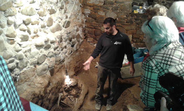 Los descendientes de Claudio observan los trabajos de exhumación. ÓSCAR RODRÍGUEZ