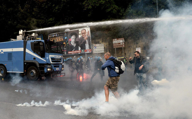 Policías antidisturbios utilizan un cañón de agua para dispersar a los manifestantes durante una protesta contra las políticas del Banco Central Europeo (BCE) en Nápoles (Italia).