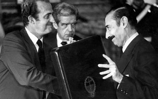 El rey Juan Carlso en un acto con el dictador argentino Jorge Rafael Videla.