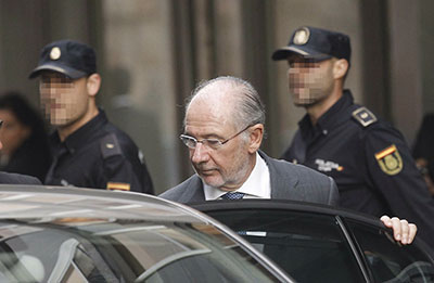 El expresidente de Bankia Rodrigo Rato entra en un coche a su salida de la Audiencia Nacional. Kiko Huesca (EFE)